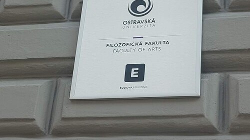 Tabliczka informacyjna Uniwersytetu w Ostrawie