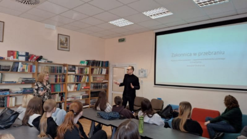Doktor Krzysztof Andruczyk podczas prelekcji w III LO im. KK. Baczyńskiego w Białymstoku