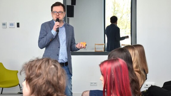 Zdjęcie przedstawiające Dr Dariusza Piechotę podczas wygłaszania wykładu pt. &#34;Dlaczego warto dzisiaj czytać Reymonta?&#34;