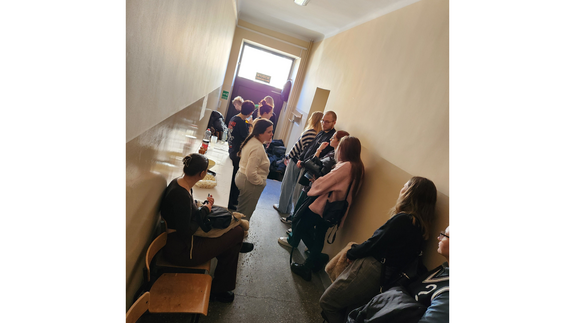 Studenci stojący w korytarzu oczekujący na swoją kolej w grze