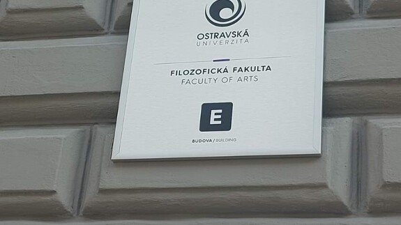 Tabliczka informacyjna Uniwersytetu w Ostrawie
