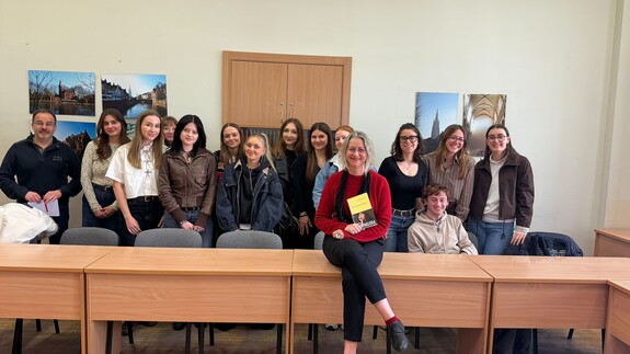 prof. Eglė Kačkutė-Hagan oraz studentki UwB