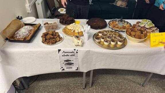 Stół zastawiony deserami w stylu francuskim