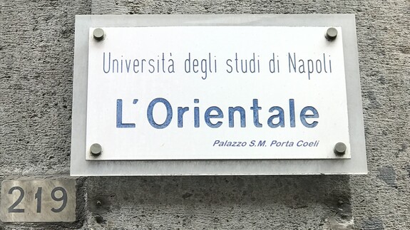 Zdjęcie tabliczki informacyjnej z nazwą Uniwersytetu L&#39;Orientale w Neapolu
